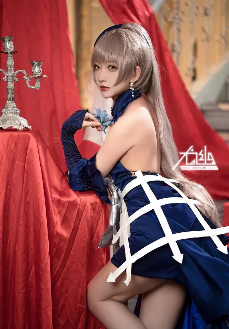 蛋黄mayo银灰长发穿深蓝角色服饰靠在红色幕布前