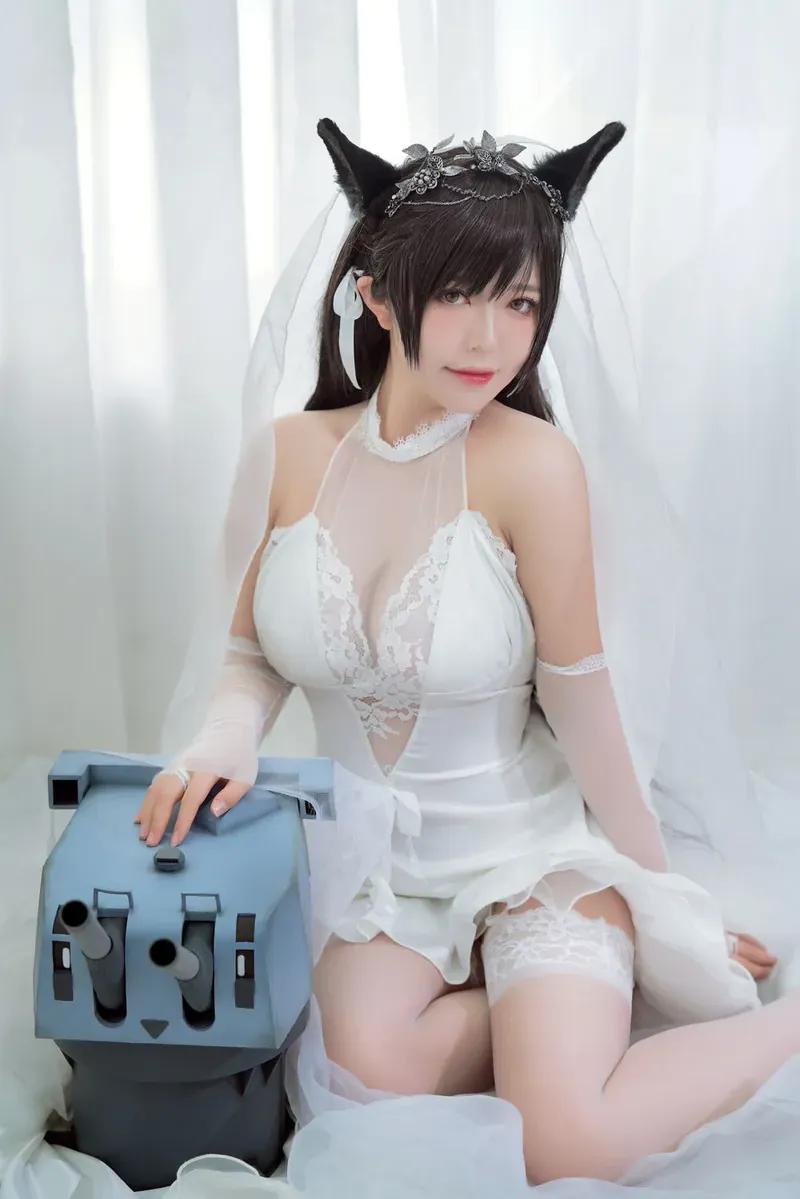 半半子穿白色礼服坐在窗边，黑色猫耳发饰和灰色舰装道具入镜