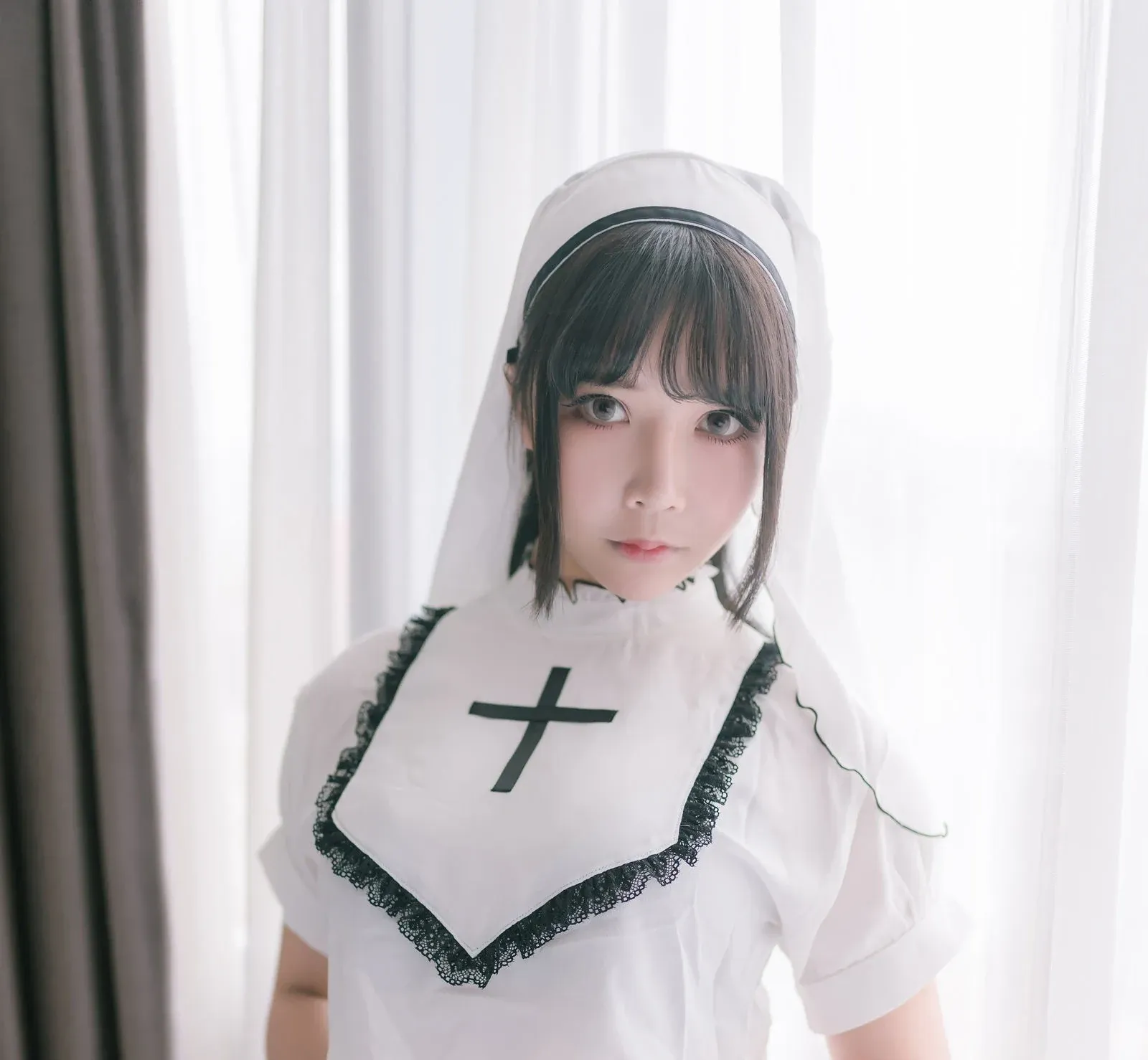 抱走莫子aa白色修女上衣近景写真