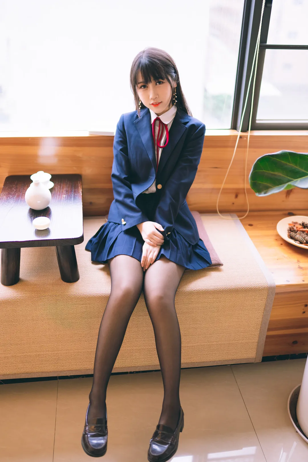 不呆猫 深蓝校服窗边坐姿写真