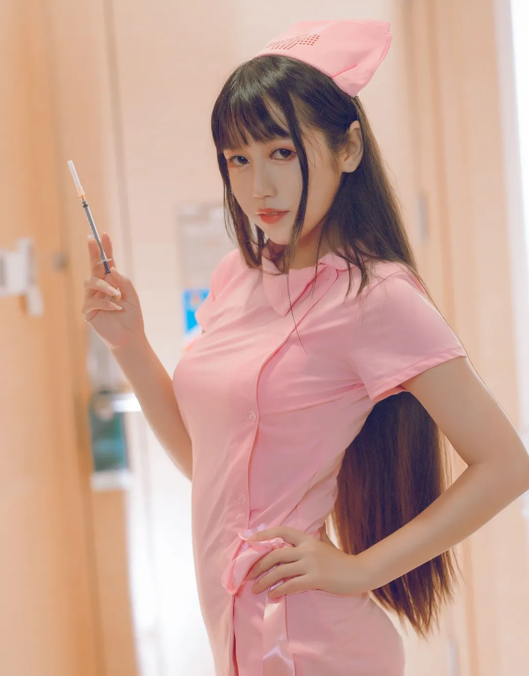 不呆猫 粉色制服手持针筒道具写真