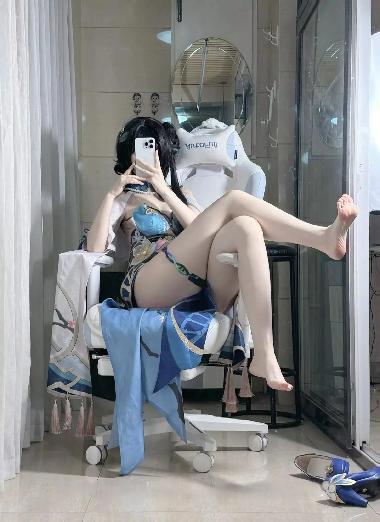 不可爱羚蓝色角色服镜前坐姿照片