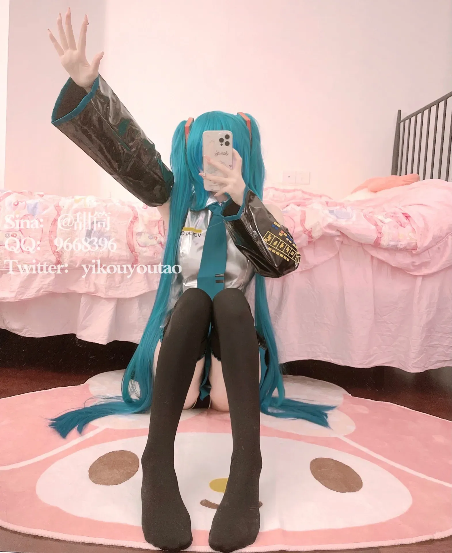 一口幼桃蓝绿色双马尾角色服装坐在粉色卧室地毯上的cos写真