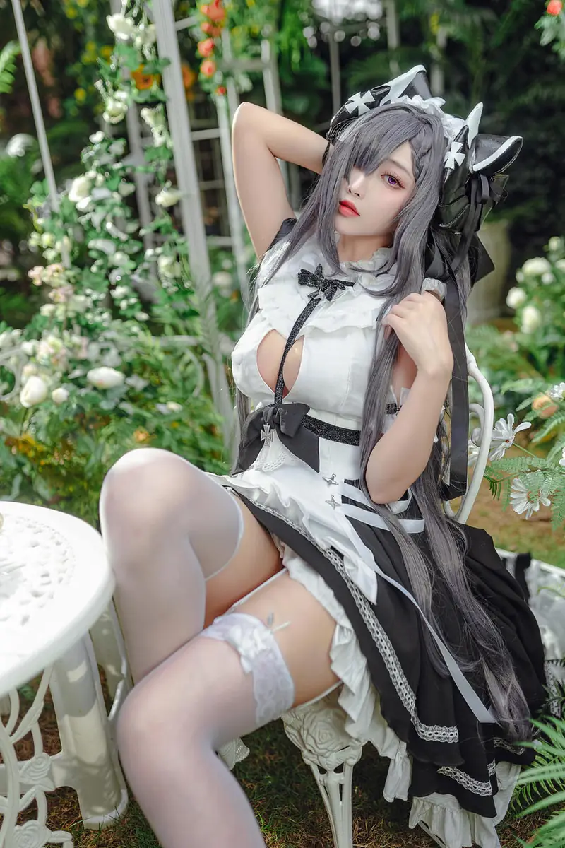 Miu只灰色长发、猫耳头饰、黑白女仆风服装、花园背景写真