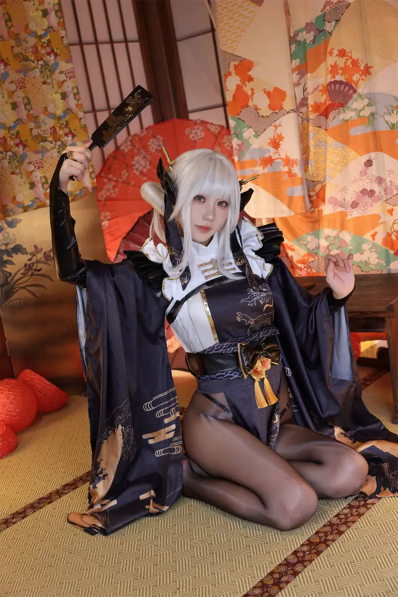 KitkatCosplay9白色长发、黑白和风服装、黑色扇子和屏风背景cosplay写真