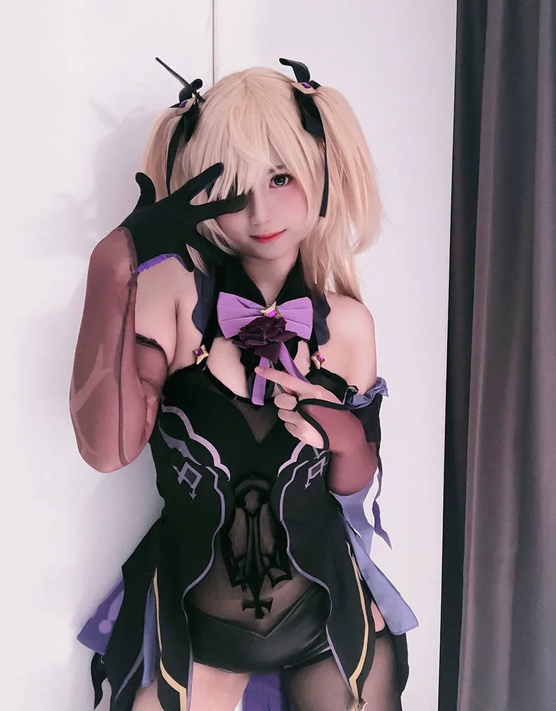 小熊奈奈浅金双马尾黑紫角色服饰站在白色墙面前的cos写真
