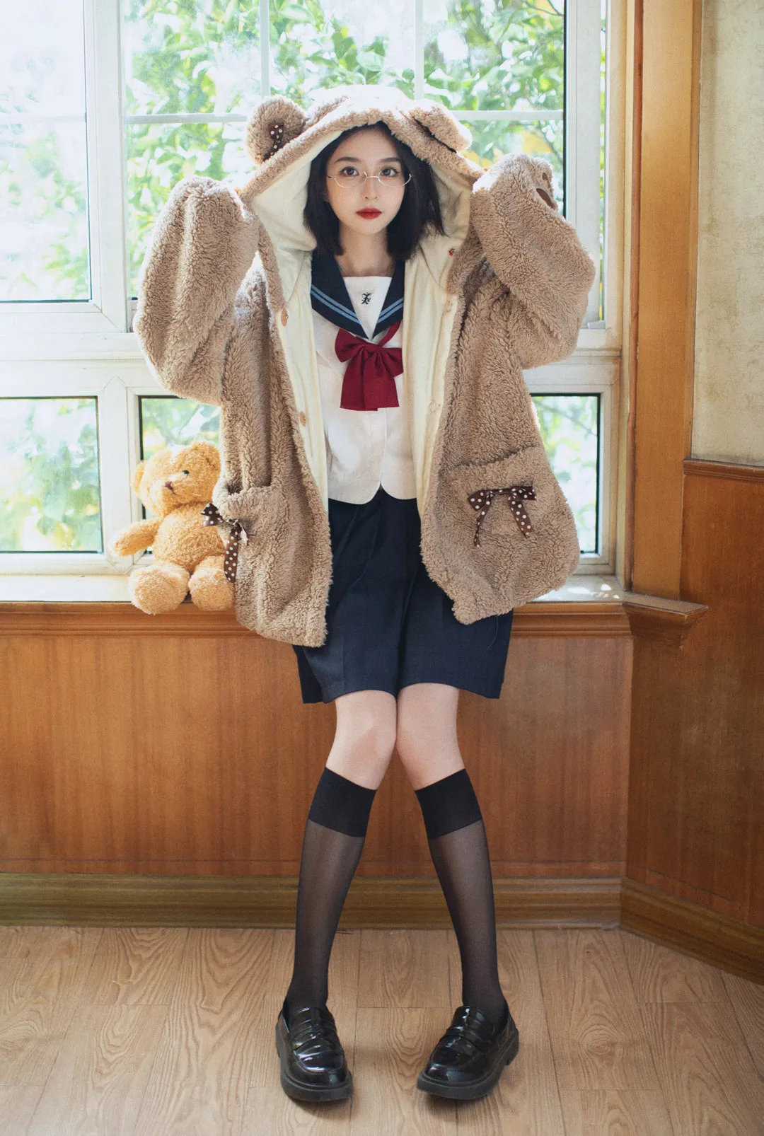 会拍照的咔咔熊耳连帽外套与校服窗边写真