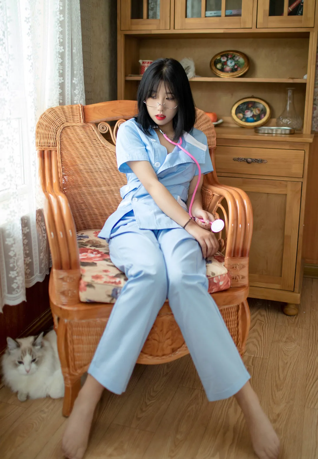 会拍照的咔咔浅蓝护士服与听诊器室内写真
