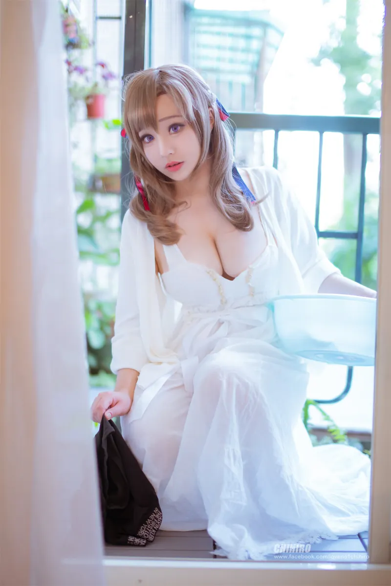 叫我千寻大人白色连衣裙窗边写真，浅色室内光线和长发清楚