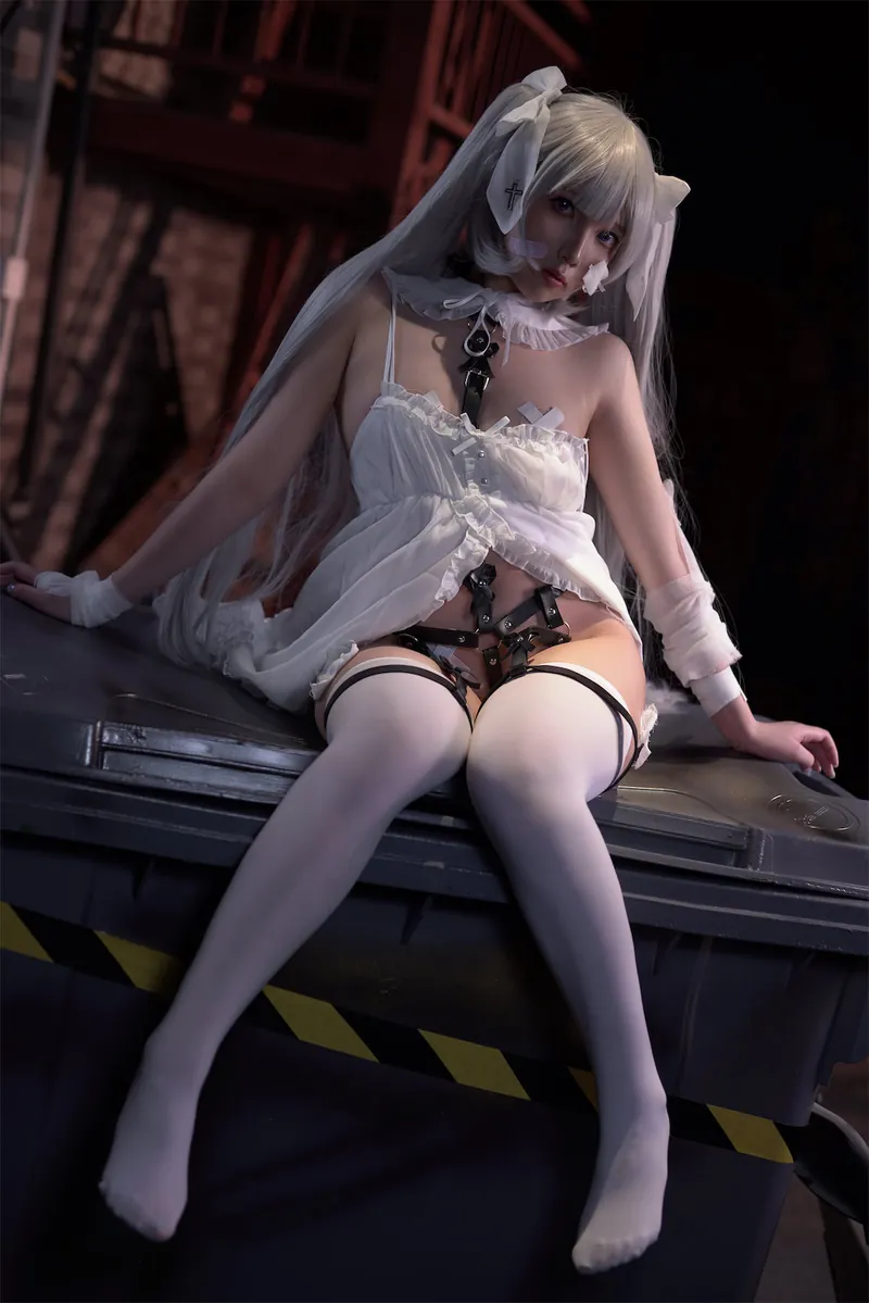 KuukoW 银白长发白色蝴蝶结白裙造型，坐在深色金属平台上的暗场景 cosplay