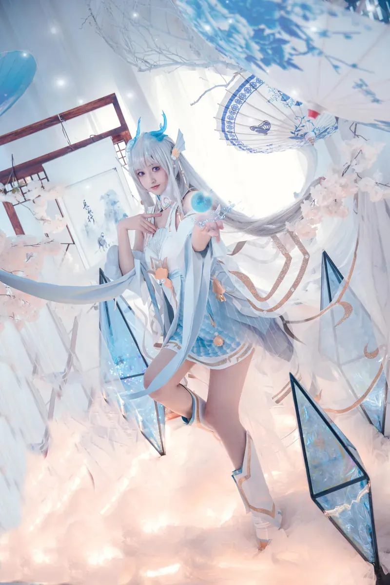 luisa_零纱浅色长发蓝色角饰白蓝服装云雾布景写真
