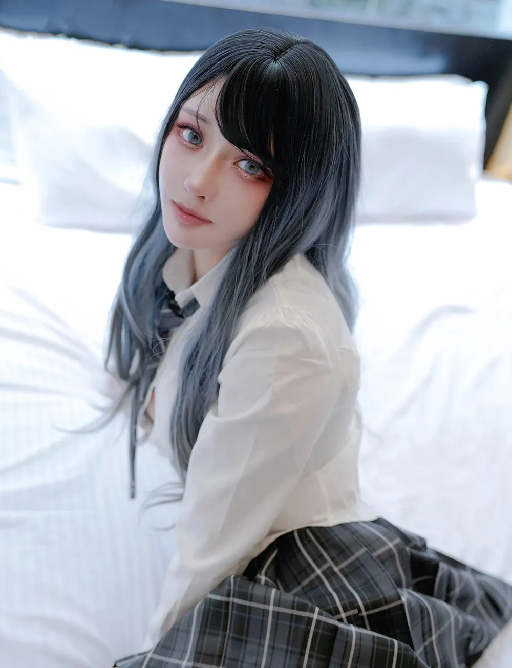 Machi馬吉黑灰渐变长发白衬衣灰色格纹裙床面写真