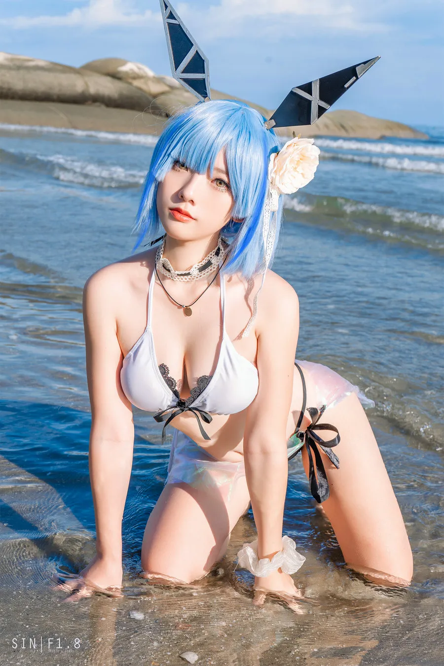 Messie Huang蓝色短发黑色尖角头饰白色水着海边写真