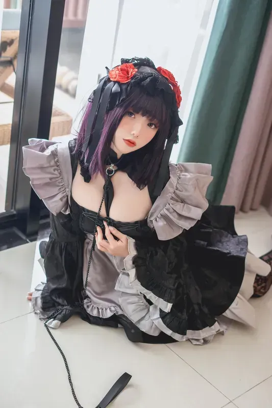 Messie Huang黑紫发红色花饰灰黑女仆服室内写真