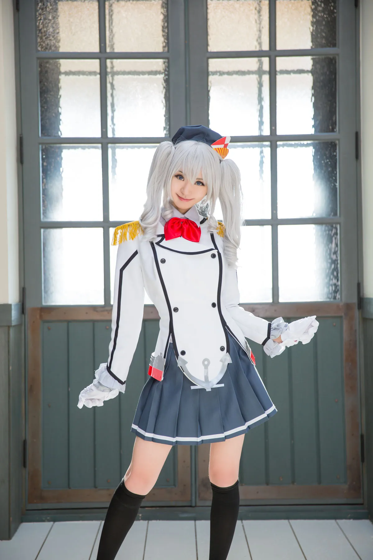 Mikehouse白色双马尾红色蝴蝶结白灰制服格窗背景cos写真