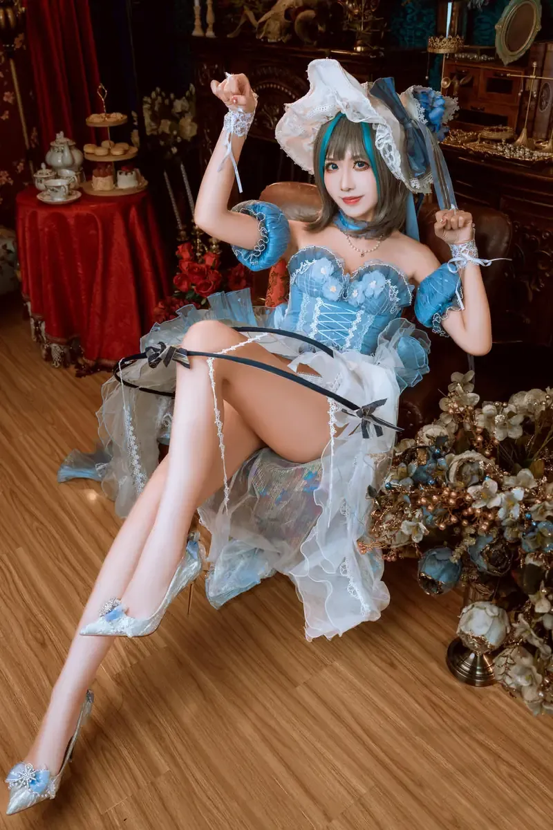 念雪ww穿蓝色礼服和浅色假发坐在装饰室内的COS照片