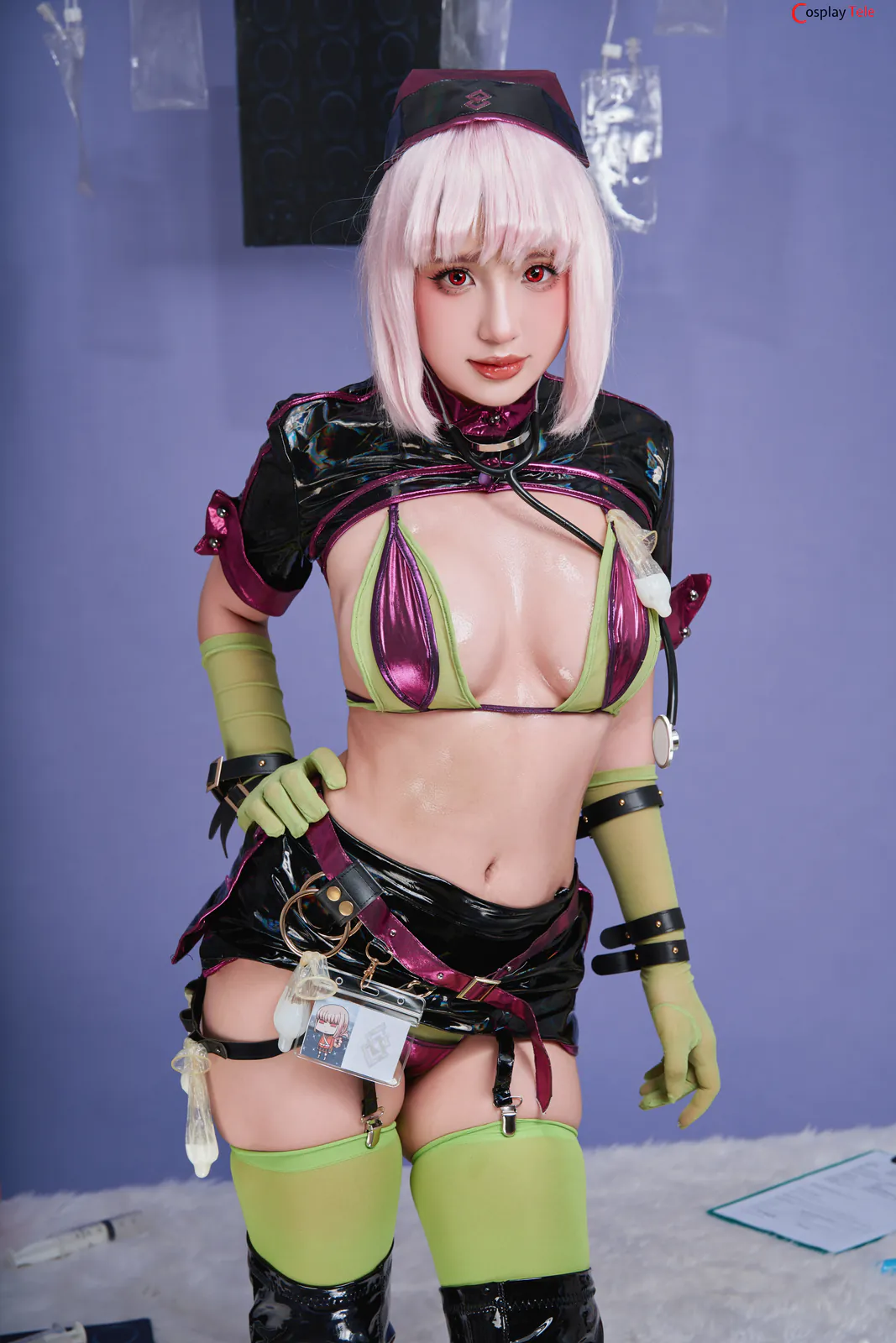 puypuychan粉白短发亮面黑紫服饰绿色手套棚拍cos写真