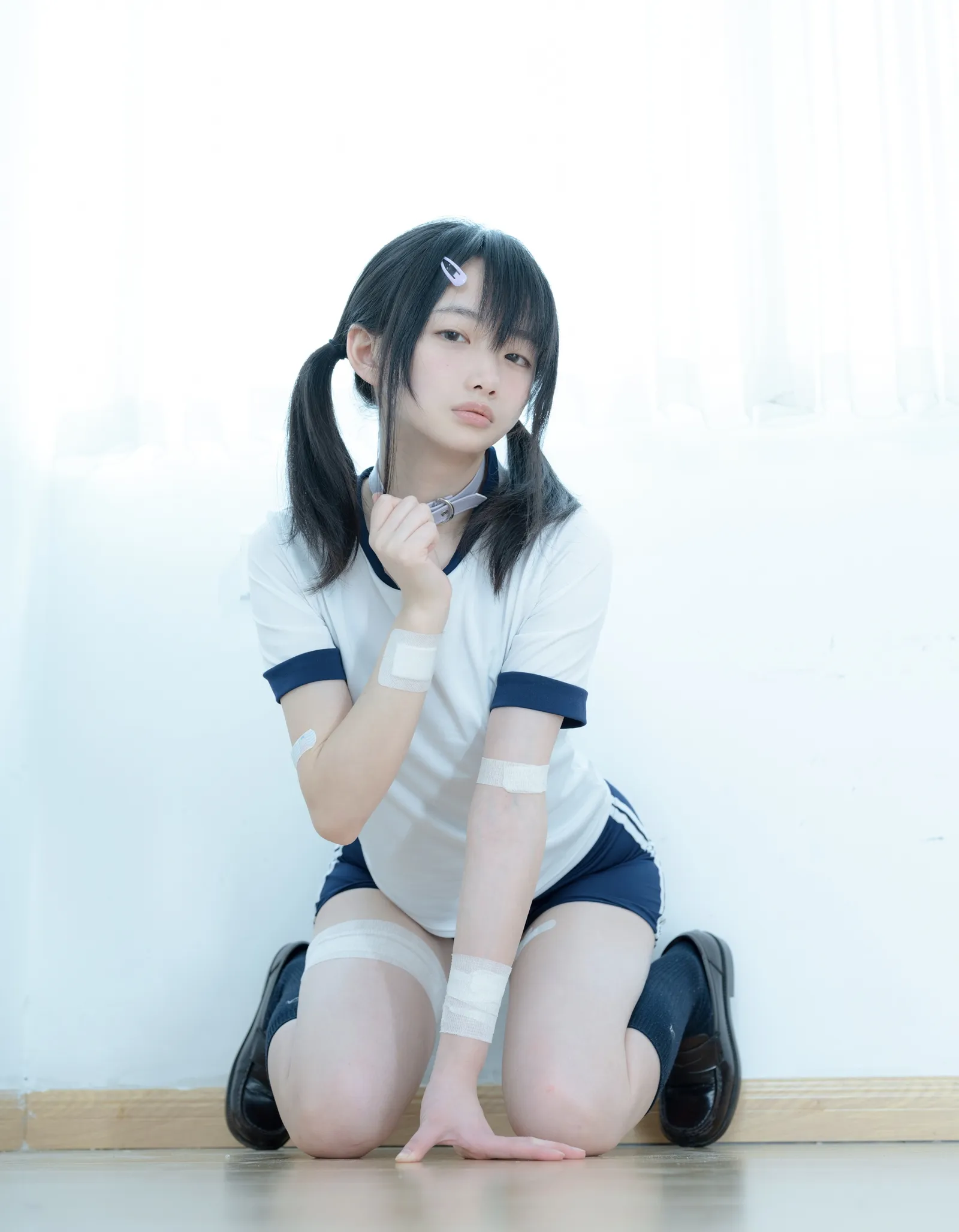 千澄体操服写真造型中，双马尾和护腕清晰可见