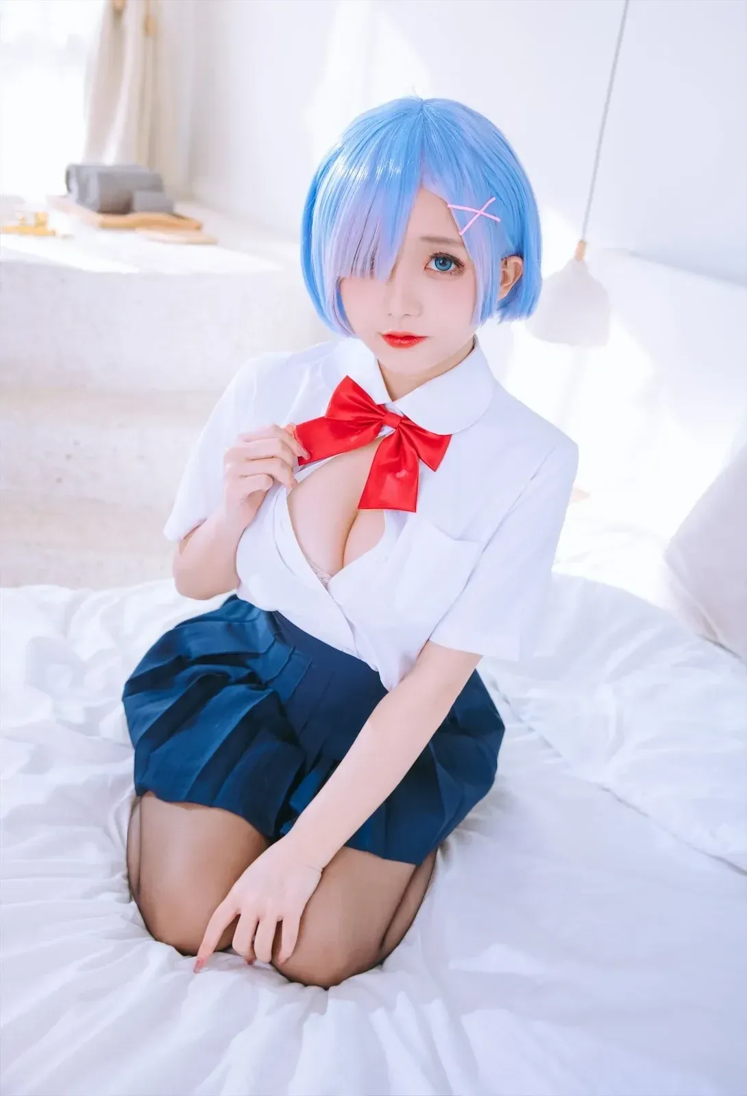 日奈娇蓝发制服床边跪坐写真