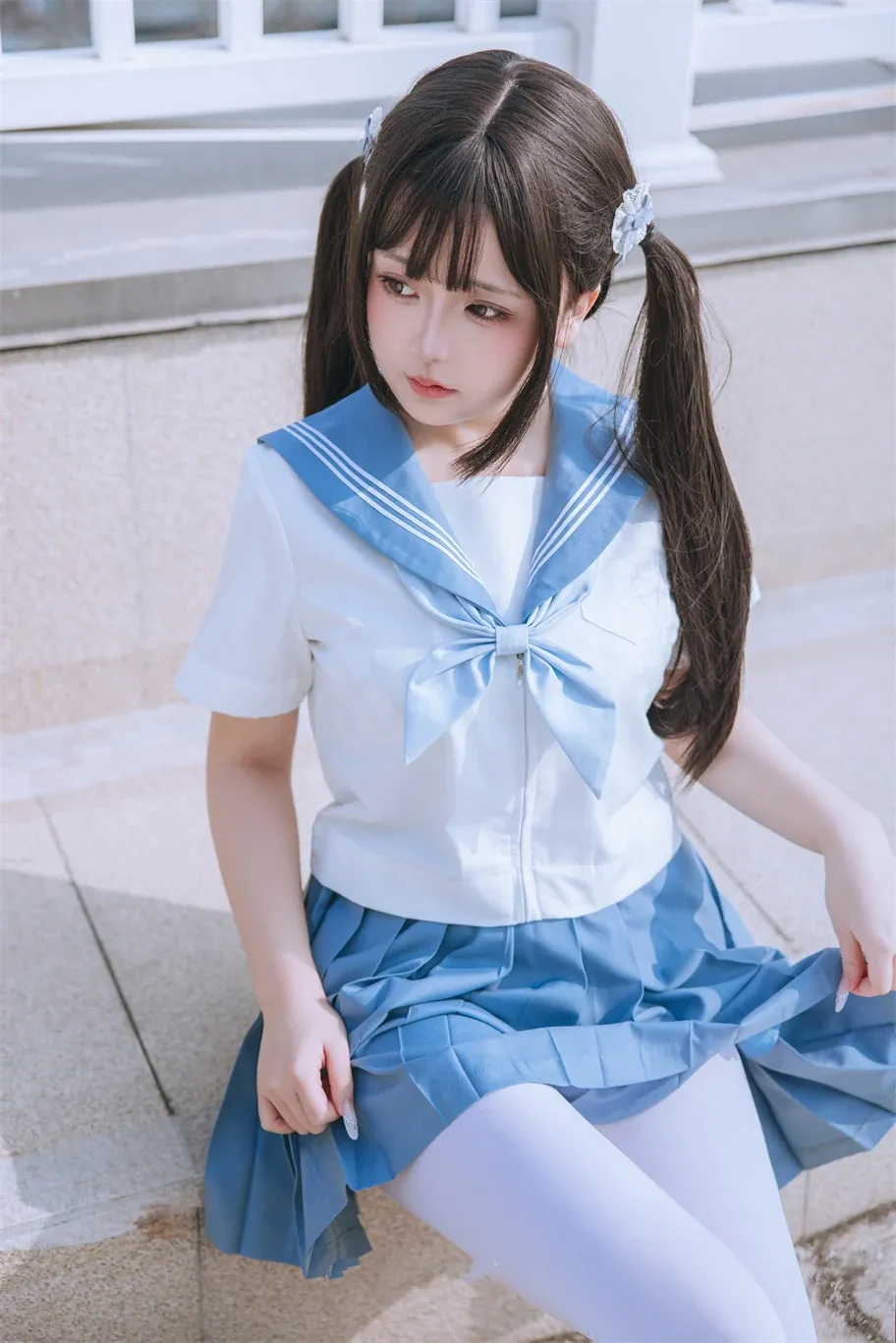 日奈娇蓝白水手服台阶坐姿写真