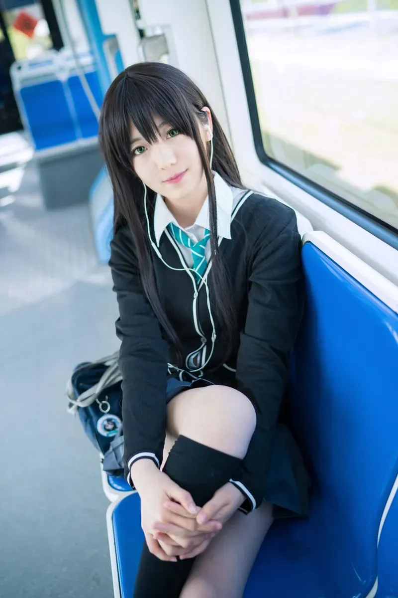 三度_69 黑色学生制服车厢cos写真造型，蓝色座椅、白色耳机和书包细节清晰