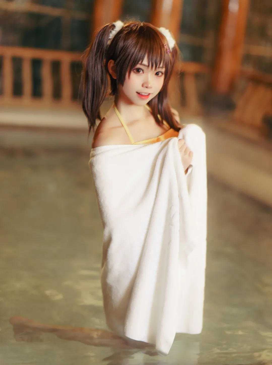 三色绘恋写真cos白色浴巾温泉造型,双马尾人物站在水中看向镜头