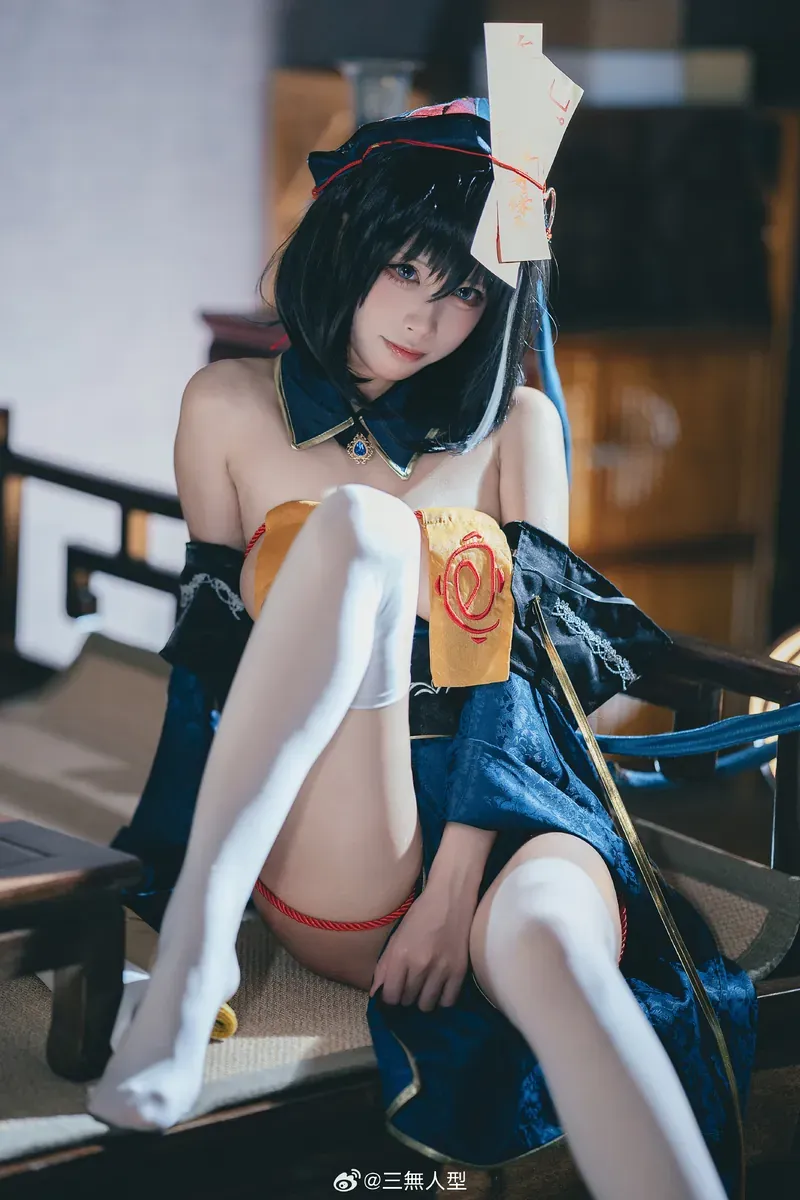 三無人型 深色服装符纸装饰白色长袜cosplay造型