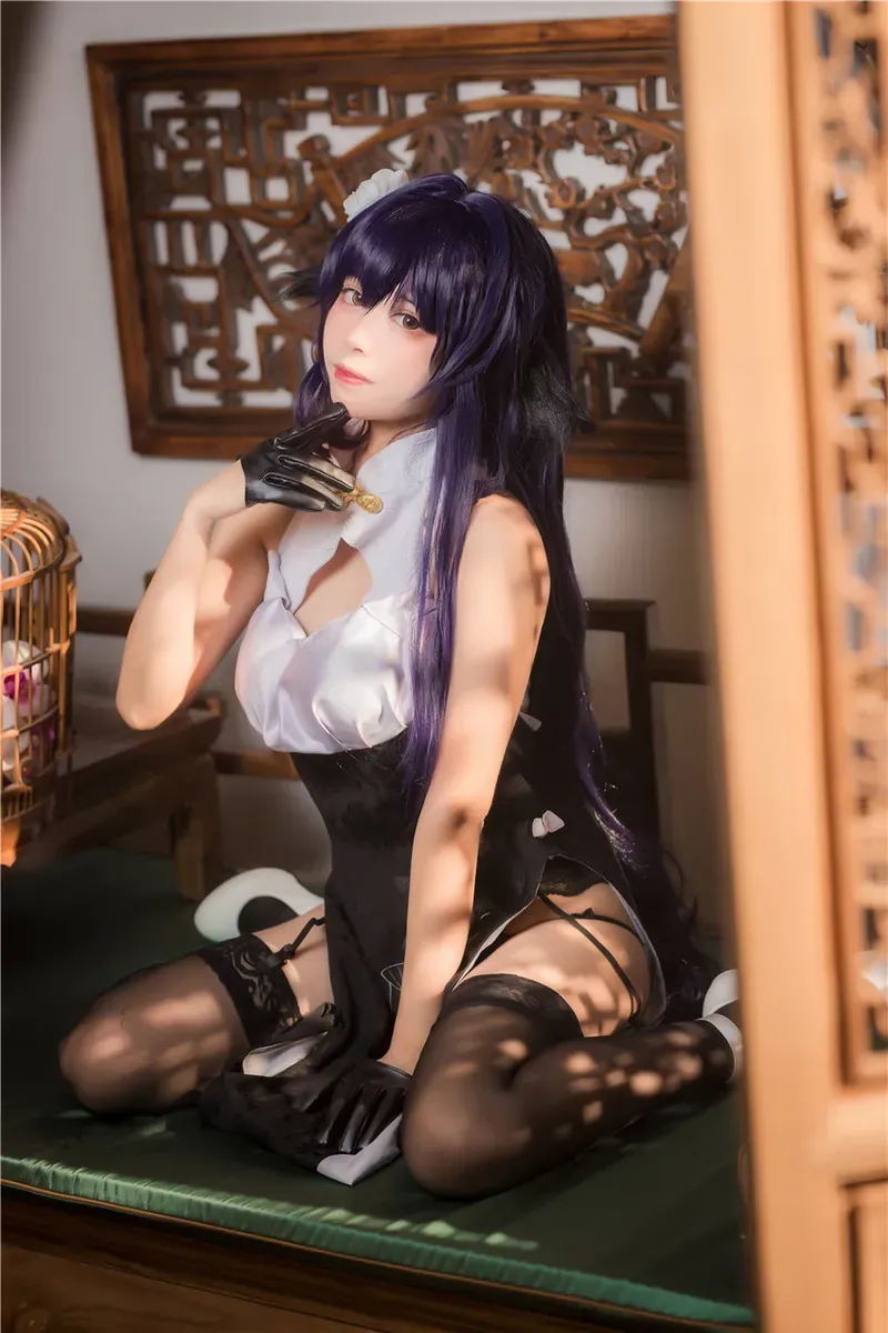 三無人型 紫色长发白黑拼接服装室内写真造型