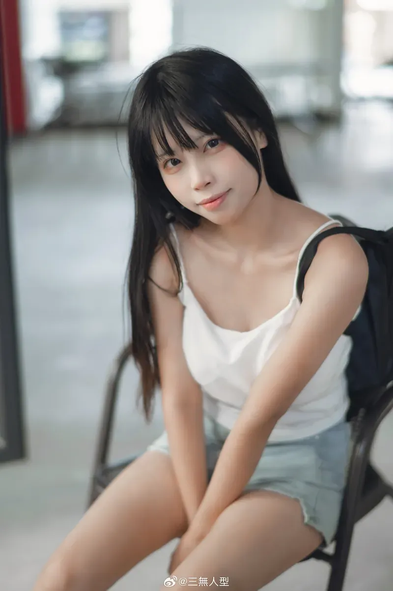 三無人型 白色背心与浅色短裤室内写真造型