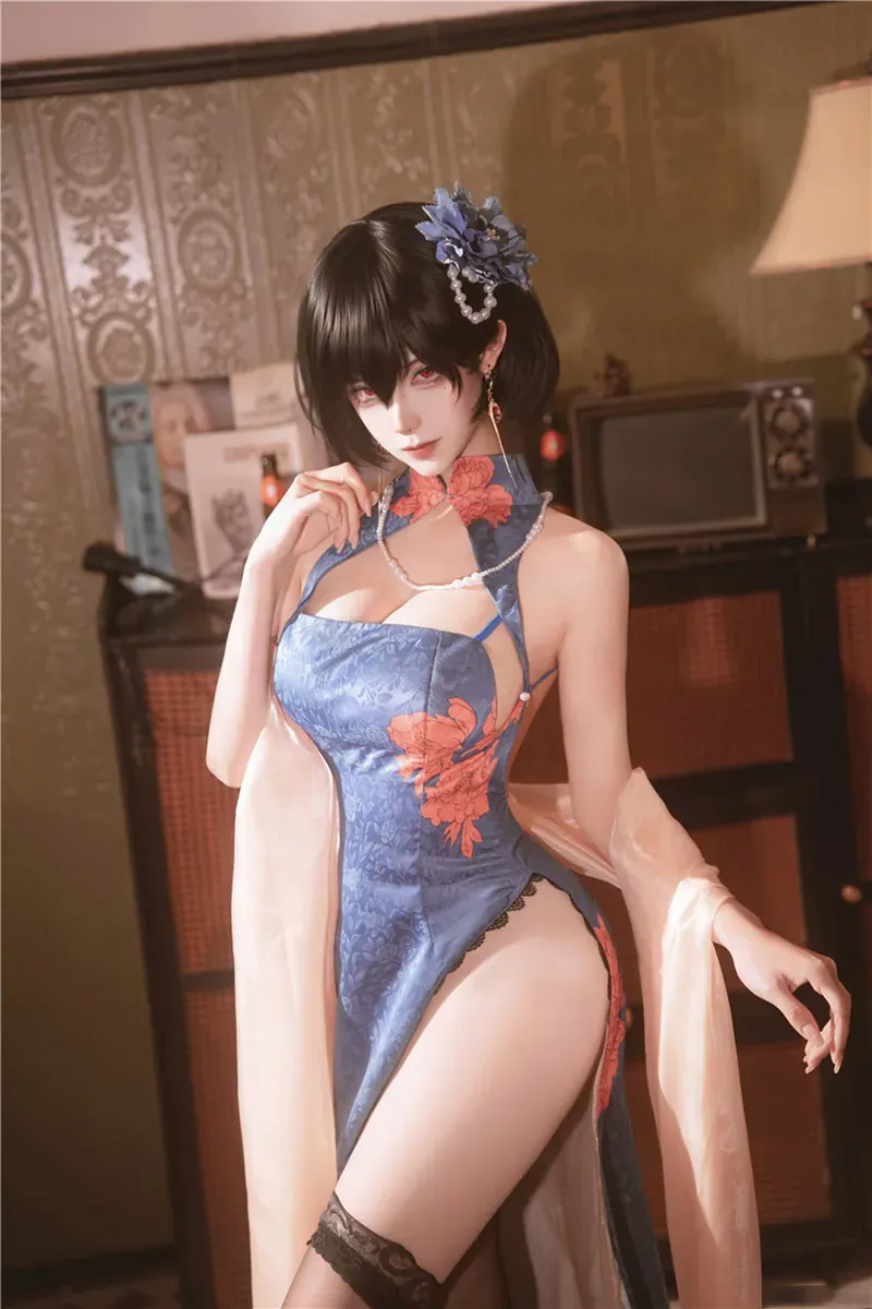 seya狮砸黑色短发蓝色旗袍站在复古室内布景前