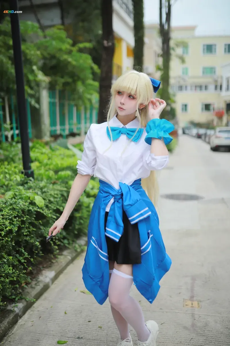 上杉绘梨落 蓝白制服感cos写真，户外道路上的金发蓝色蝴蝶结造型
