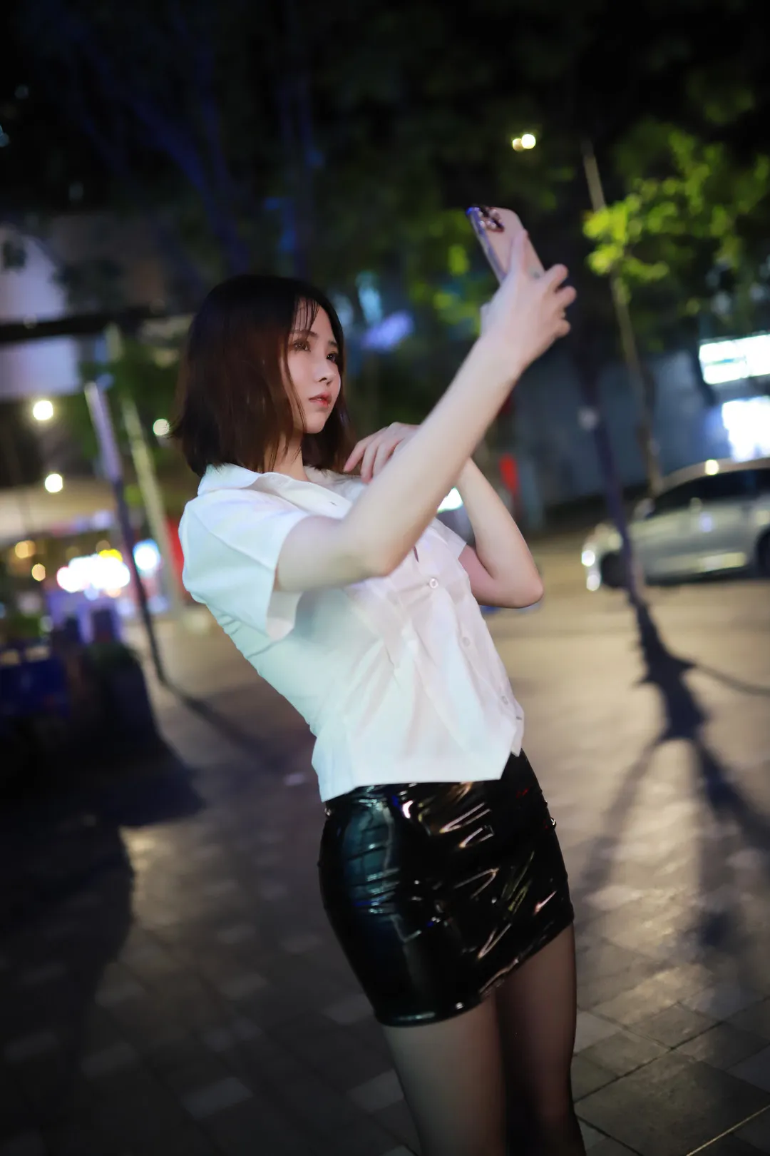 上杉绘梨落 夜景写真cos，白色短袖衬衫与黑色亮面短裙造型