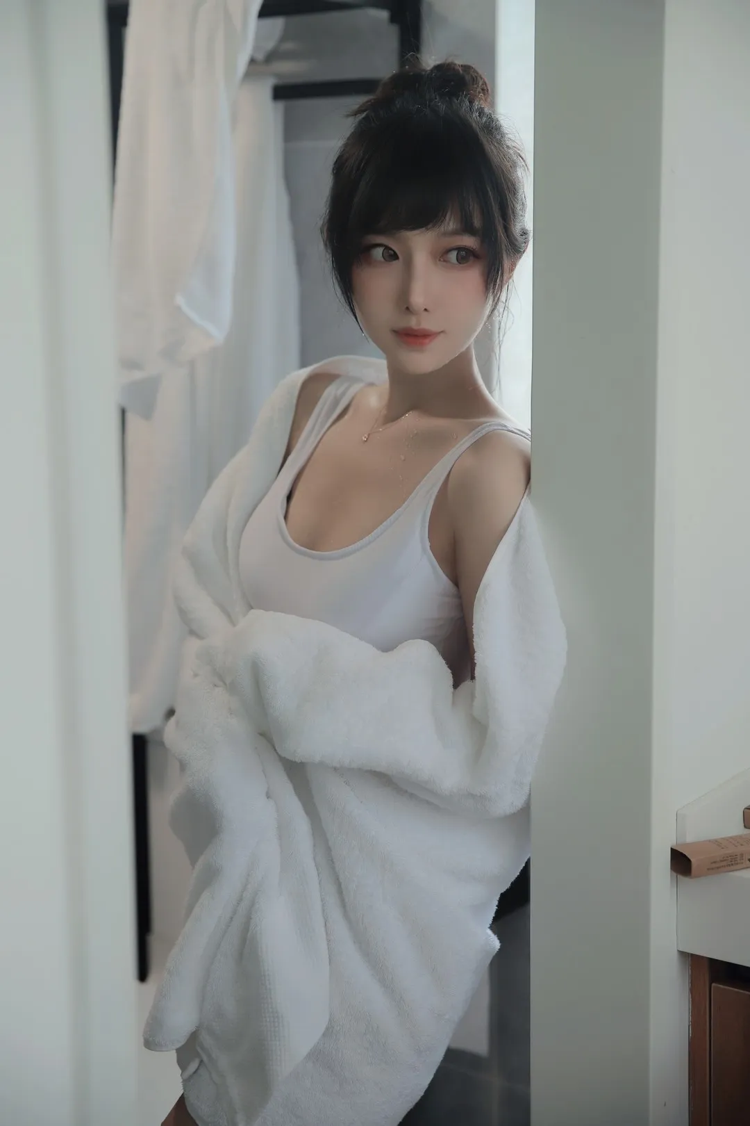 Shika小鹿鹿 黑色盘发白色背心与白色浴袍门边室内写真