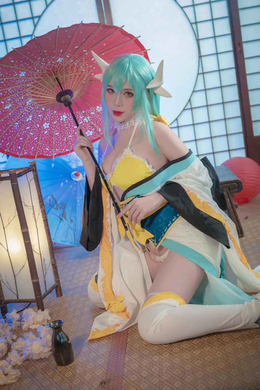 双马尾少女赛高酱绿色幻想角色COS写真,红伞、榻榻米和绿色发色清楚