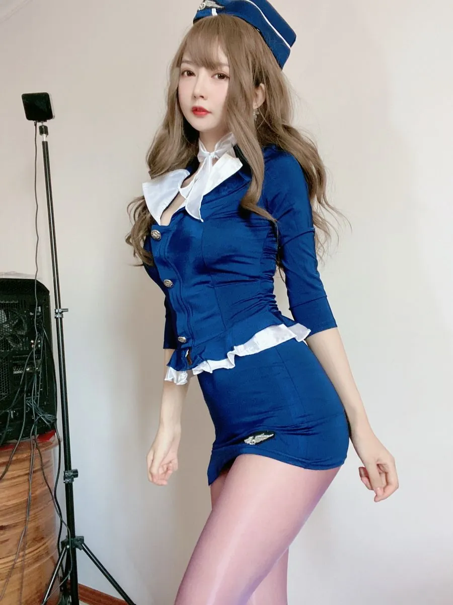 双马尾少女赛高酱蓝色制服COS写真,帽子、白色衬衫和短裙清楚