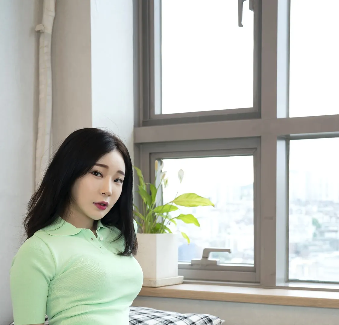SUA(지수아) 黑色长发浅绿色上衣与窗边绿植生活流写真