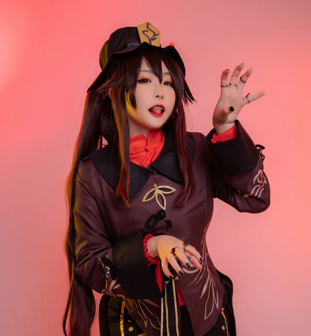 Sunnyvier 黑色长发黑帽红黑服饰与粉红背景半身造型