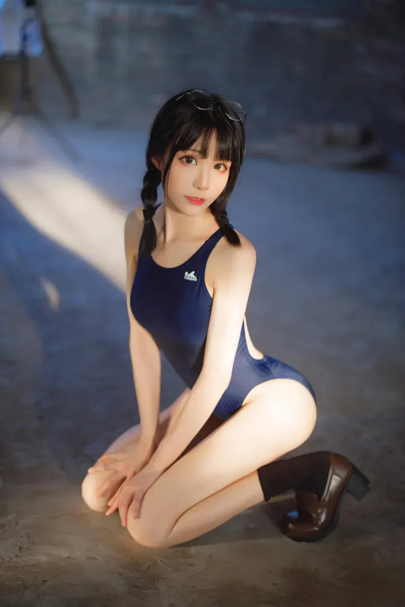 Tomoyo酱黑色双辫深蓝竞泳服跪坐暗色地面写真