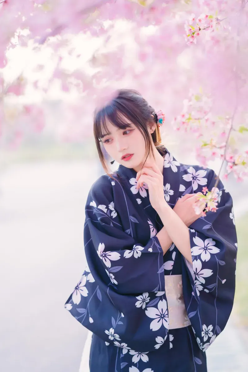 兔子zzz深蓝色花纹浴衣手持伞站在花枝前