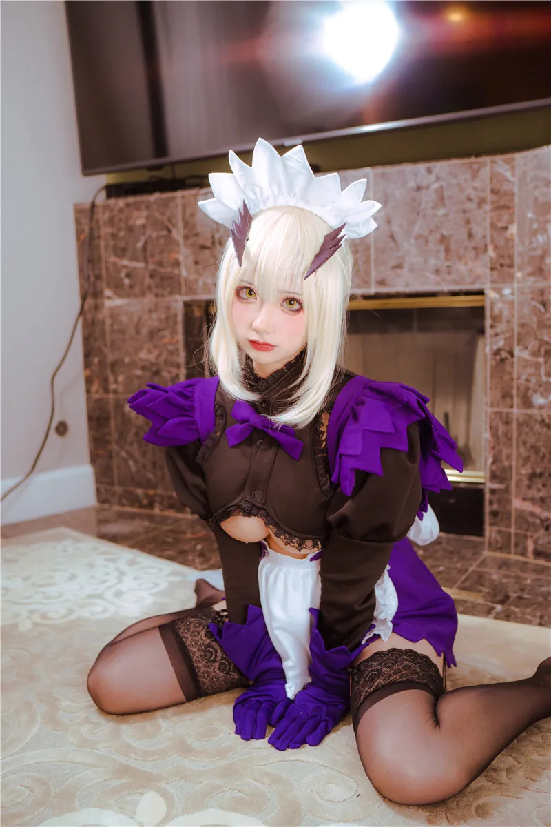 wendydydydy_酱油白色短发黑紫女仆服壁炉背景cos写真
