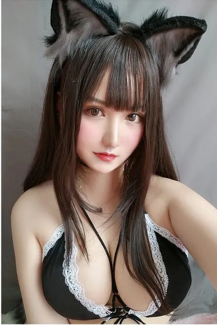 夏鸽鸽不想起床戴黑色猫耳发饰的角色近景照片