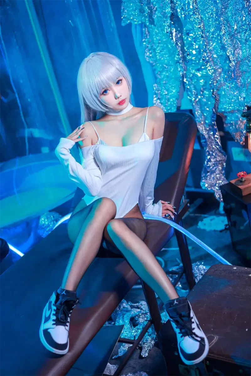 仙女月银白短发白色造型蓝色灯光室内写真
