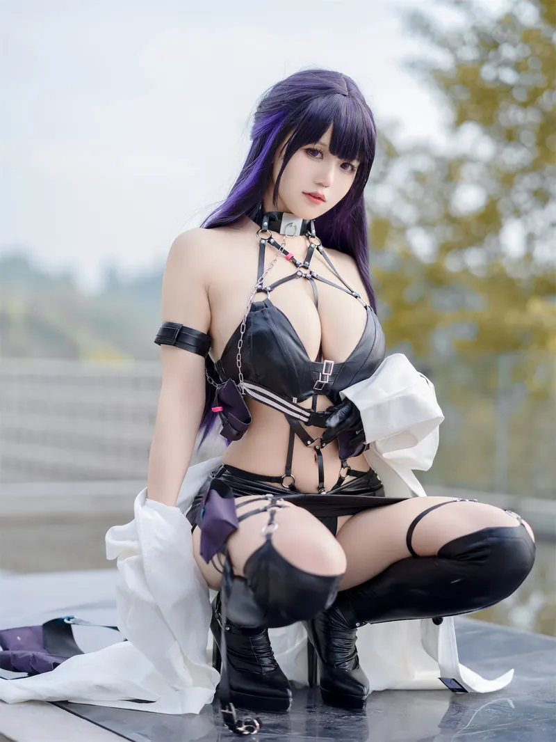 小仓千代w紫色长发黑色角色服在户外蹲姿看向镜头的写真图