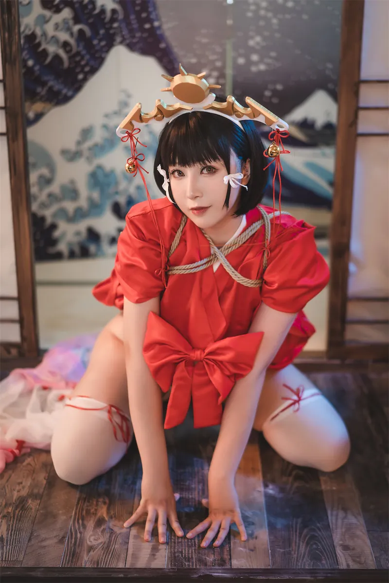 小容仔咕咕咕w红色和风服饰在木地板上跪姿面对镜头的写真图