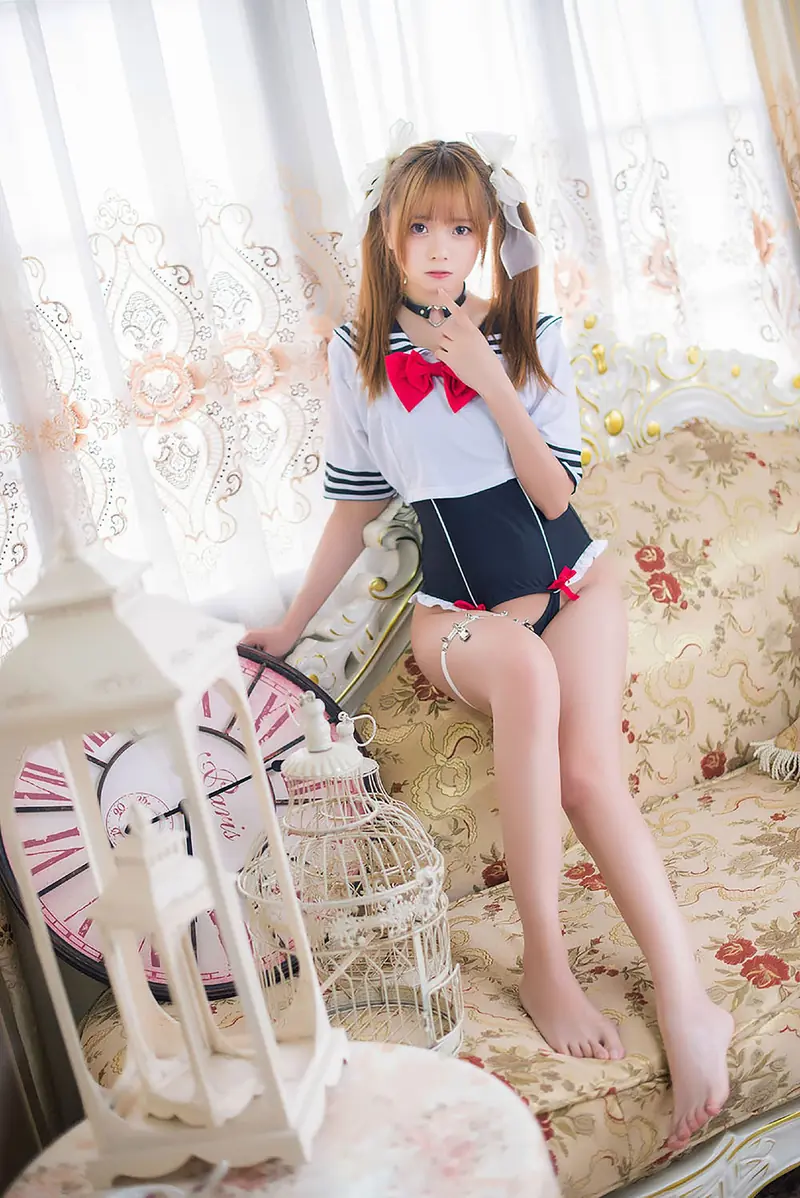 小野妹子w水手服在白色窗帘旁坐姿看向镜头的写真图