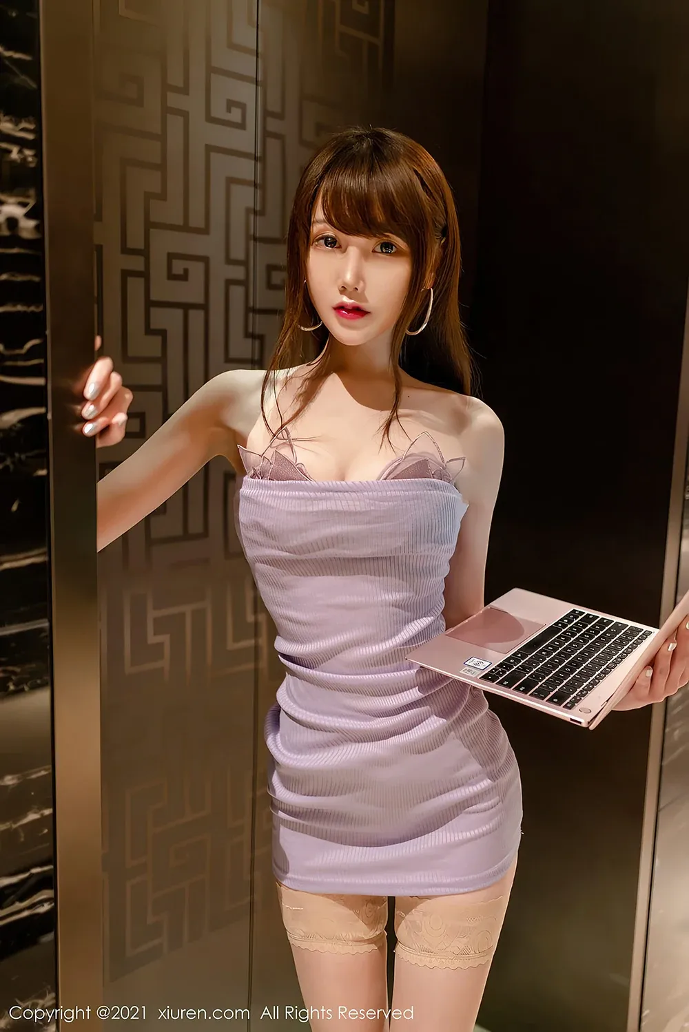 星野咪兔紫色短裙门边手持电脑写真