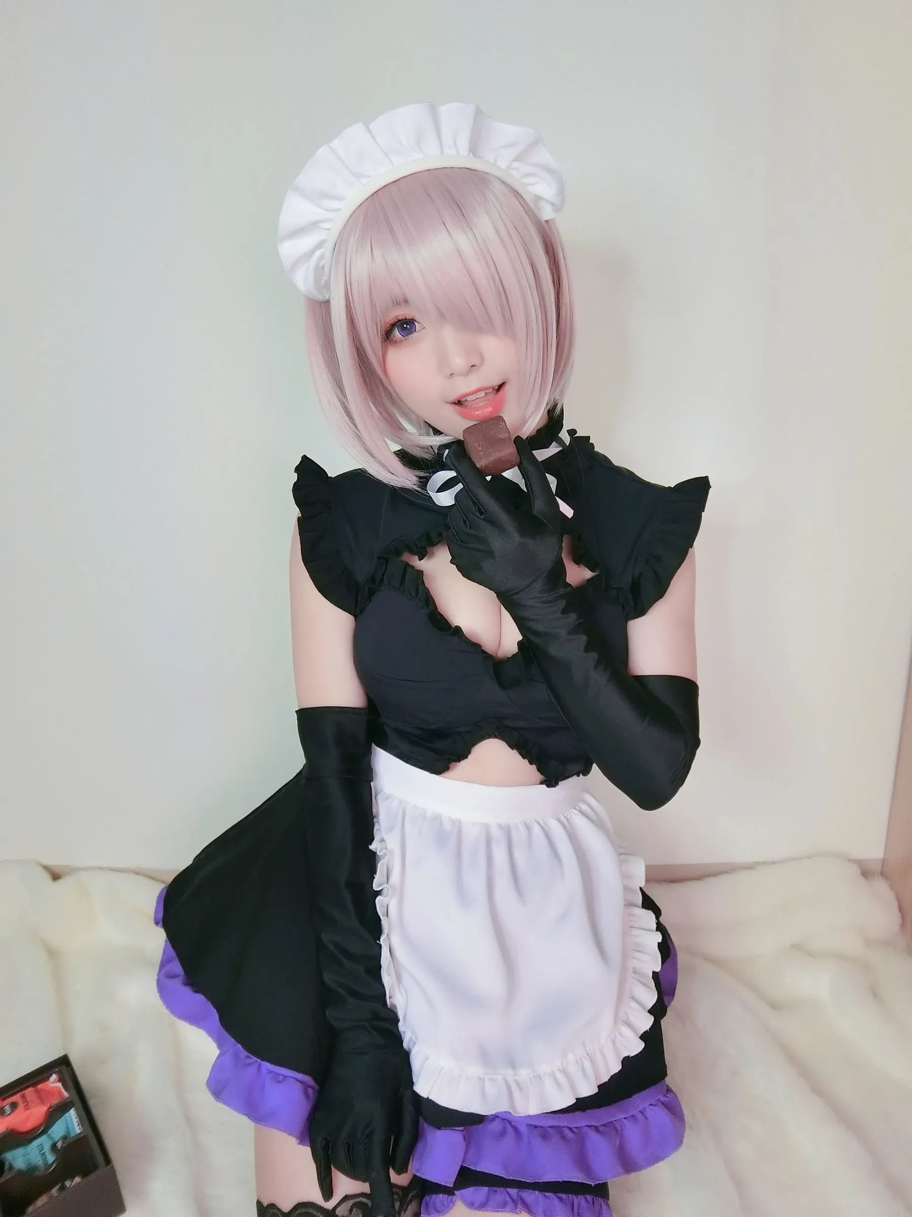 星野saori粉发女仆坐姿写真