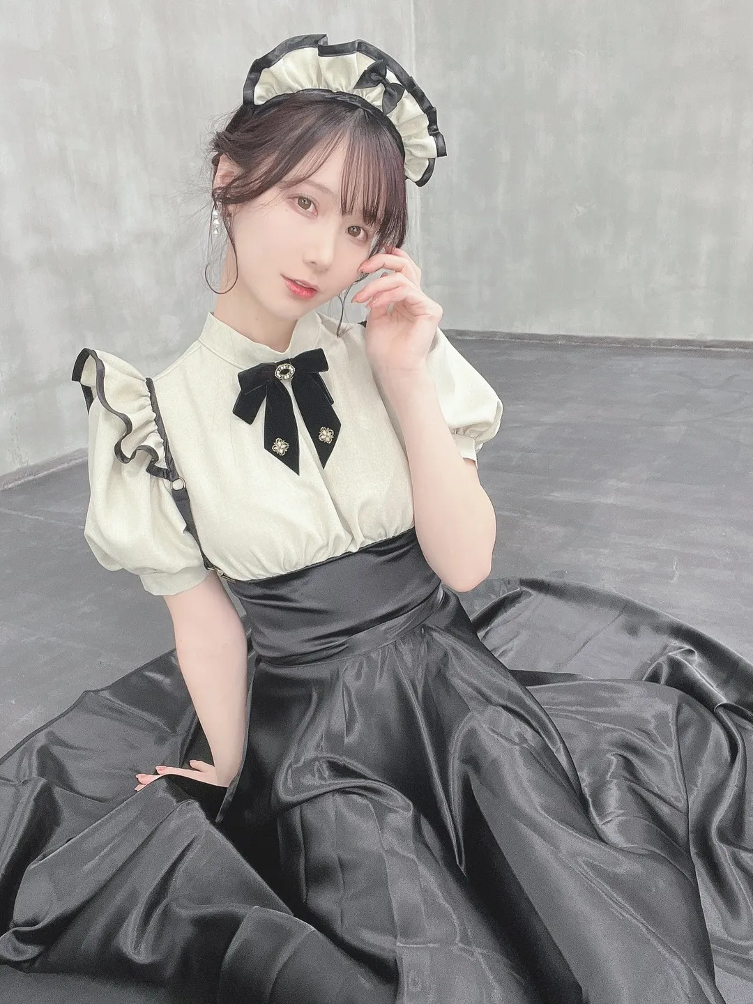 けん研(けんけん)穿黑白女仆服坐在灰白背景前的复古写真