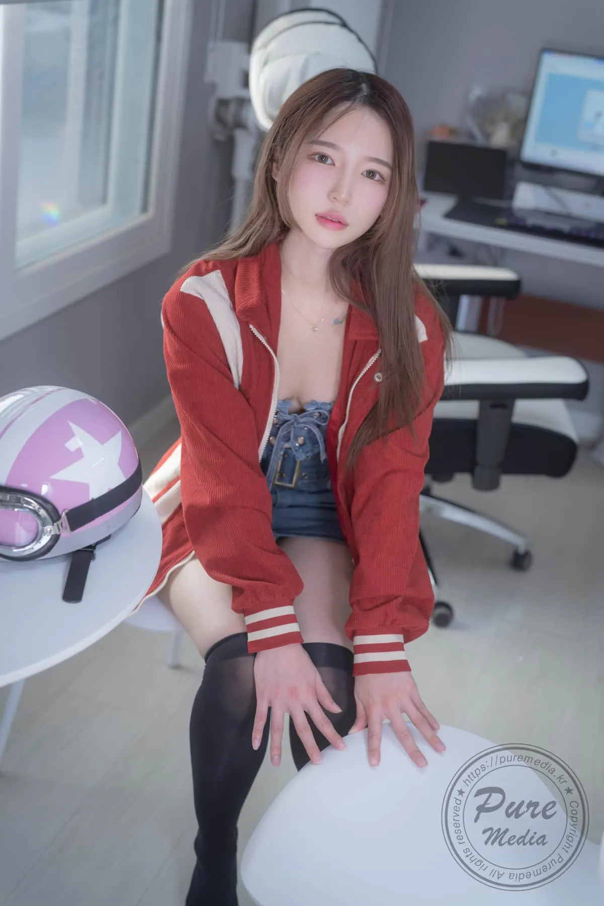 Yeha 穿红色外套和牛仔装坐在白色座椅前的室内写真