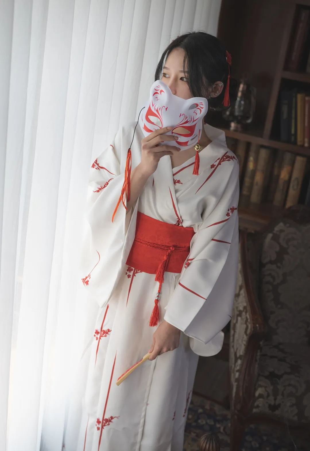 Yeha 穿白色和服手持狐面站在窗边的红白和风 cosplay